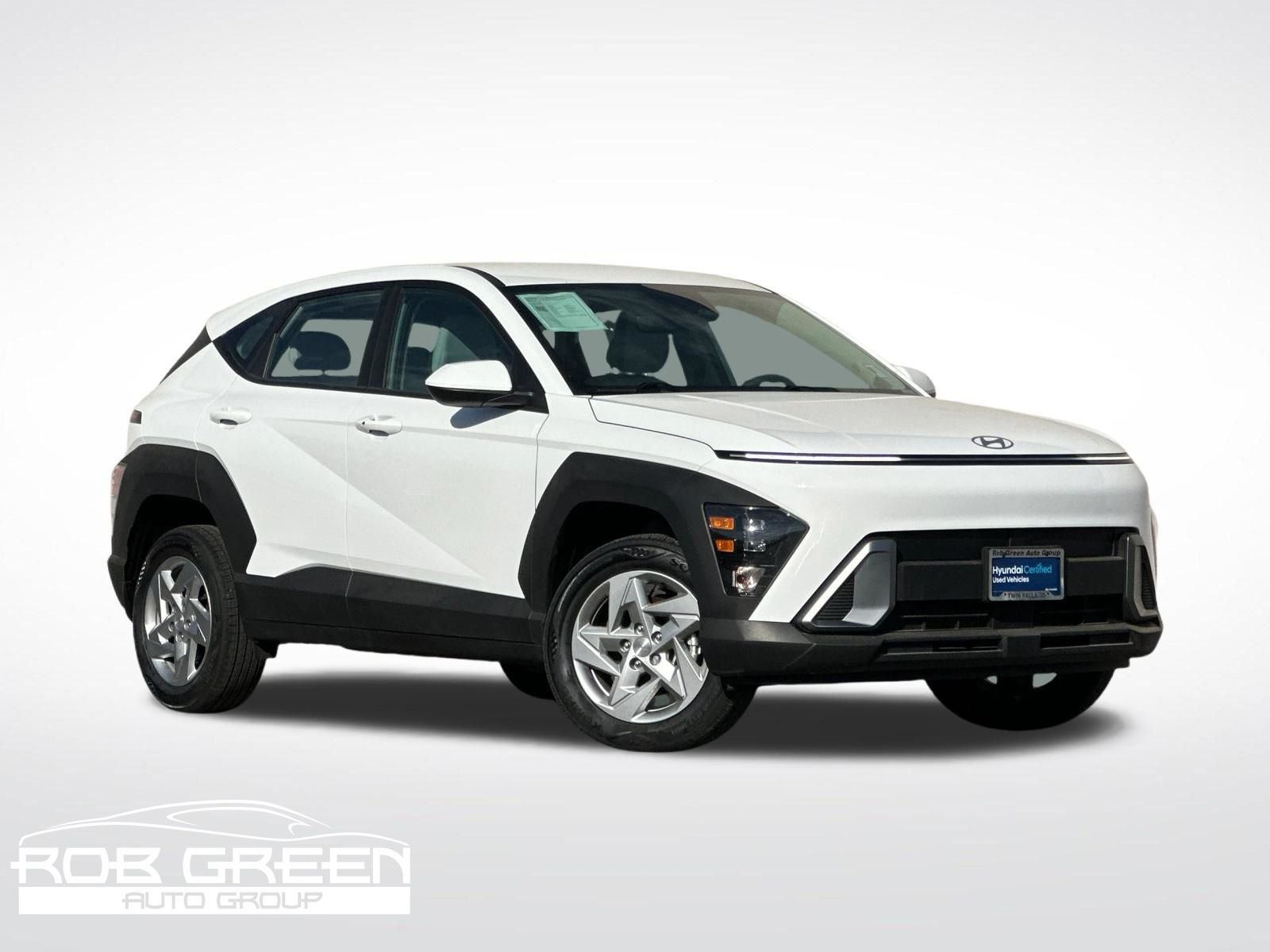 2025 Hyundai Kona SE in Atlas White — front three-quarter view